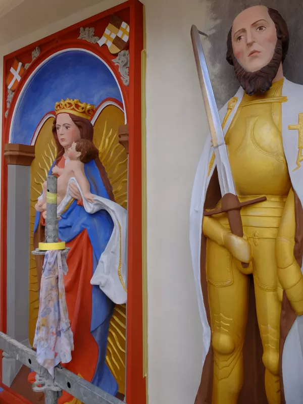 Rīgas pils Madonnas un Pletenberga skulptūru kopijas.